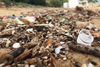Les plastiques contiennent bien plus de produits chimiques qu'on ne le savait jusqu'à présent, dont plus de 4000 potentiellement dangereux pour la santé et l'environnement, selon cette étude (archives). KEYSTONE/PASCAL BLOCH